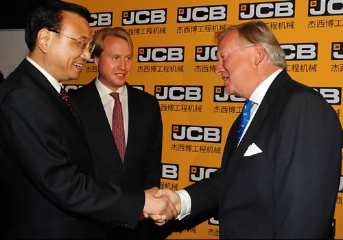 His Excellency Li Keqiang, Premier of the People's Republic of China, meets JCB Chairman Lord Bamford. Looking on is Lord Bamford's son, JCB Director Jo Bamford